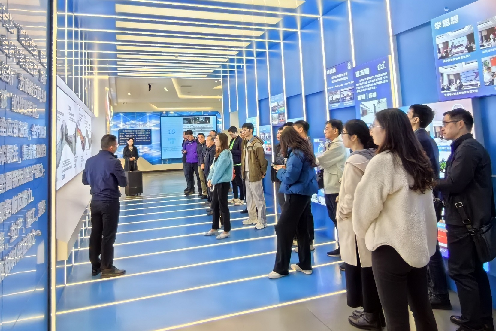 上海交通大学四川校友会及青白江区工商联一行莅临华邦保和考察交流